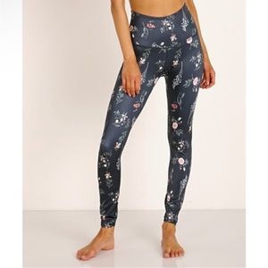 NWOT BEYOND YOGA beautiful printed leggings